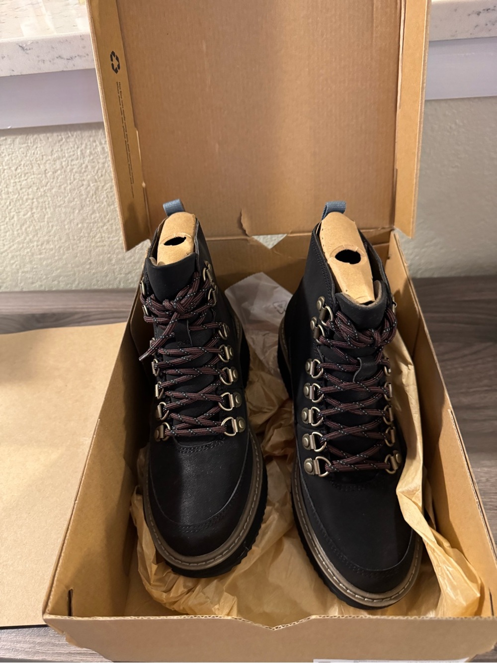 NIB Teva (RET $150) Black Lace-Up Women's Water-Resistant Hiking Boots, size 5